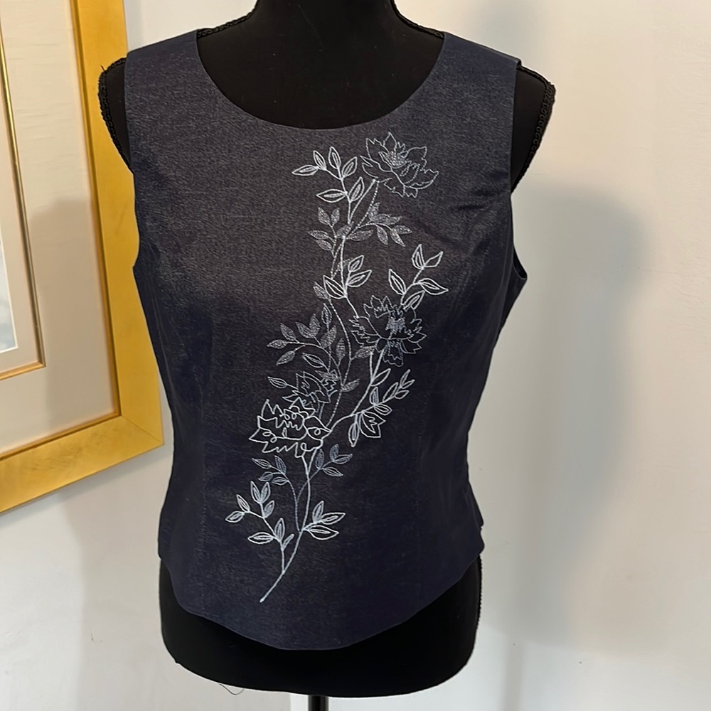 Navy blue sleeveless blouse, floral design on front, size 8P, Kasper and Company